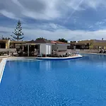 Spacious 1 Bedroom With Pool & Ocean View, Marina Palace * Адехе