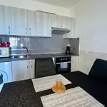 Spacious 1 Bedroom With Pool & Ocean View, Marina Palace *