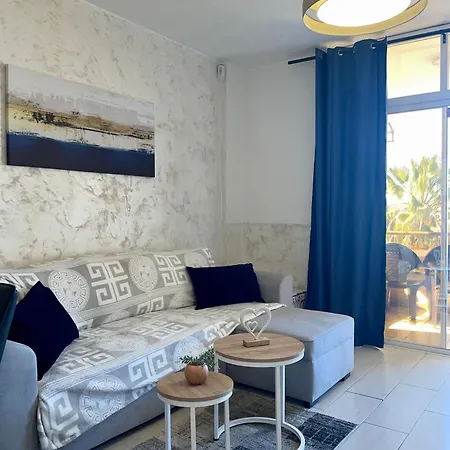 Spacious 1 Bedroom With Pool & Ocean View, Marina Palace アパート アデヘ