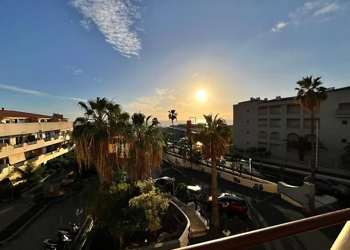 Spacious 1 Bedroom With Pool & Ocean View, Marina Palace Apartment