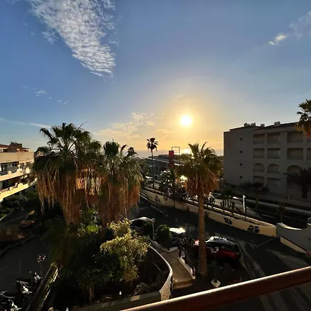 Spacious 1 Bedroom With Pool & Ocean View, Marina Palace 아파트