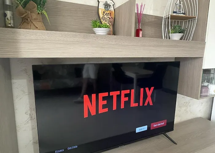 Spacious 1 Bedroom With Pool & Ocean View, Marina Palace *