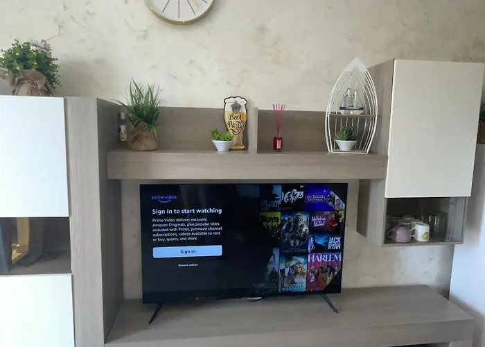 Spacious 1 Bedroom With Pool & Ocean View, Marina Palace 아데제